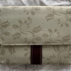 NWOT Pond’s Floral Canvas Wallet with Brown Accent two folds coin compartment